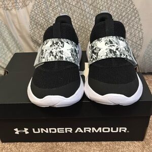 NIB Boys Under Armour BGS-Size 4